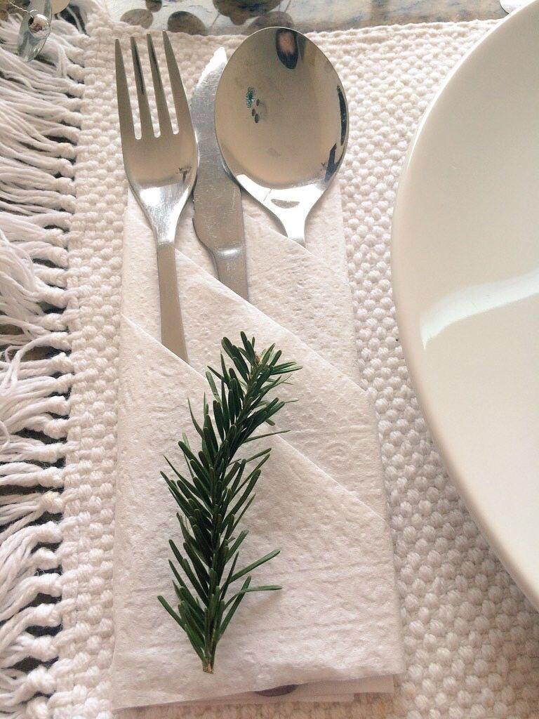 مدل تزیین دستمال کاغذی کنار بشقاب 3