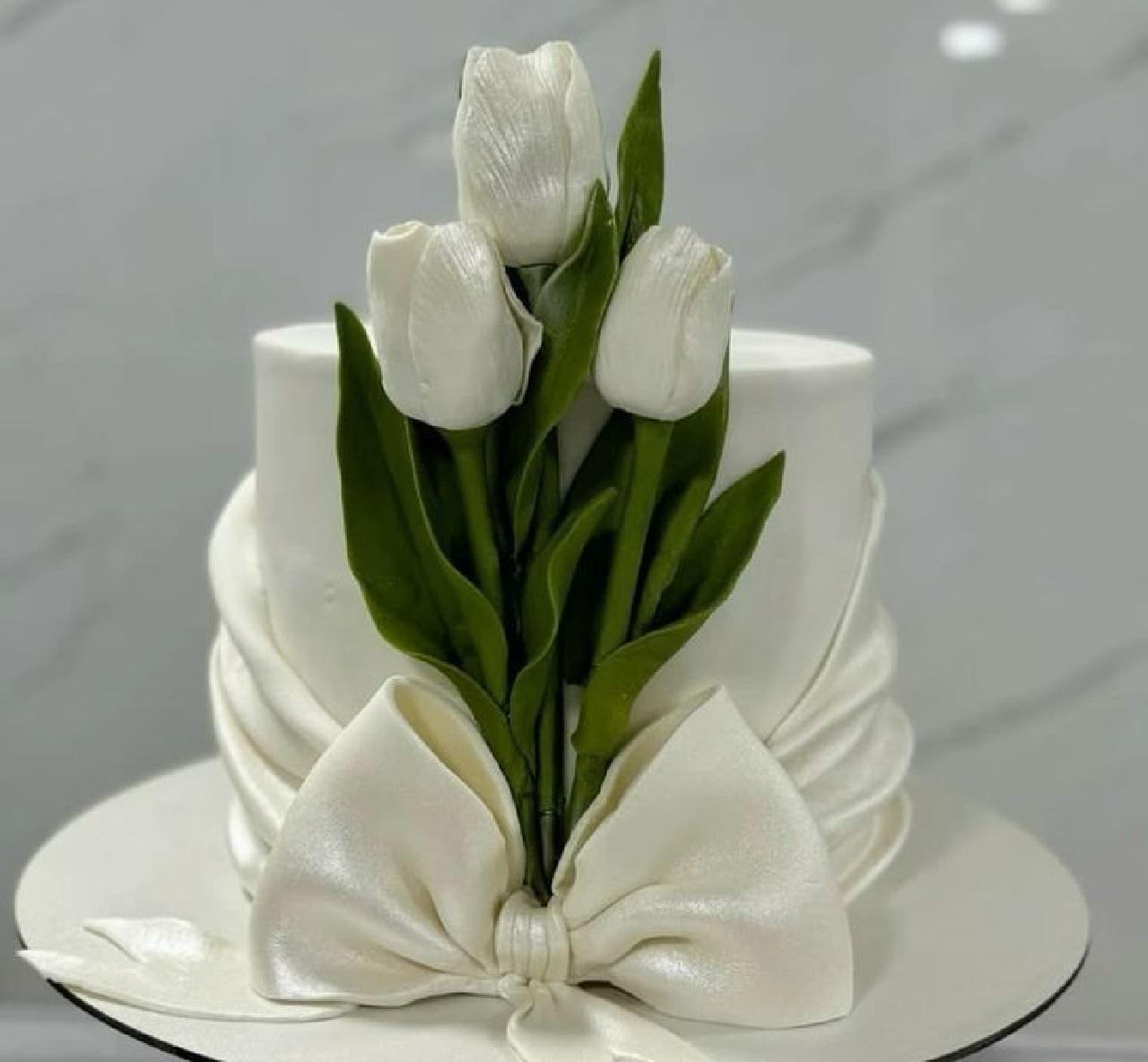 تزیین کیک روز زن با گل طبیعی1