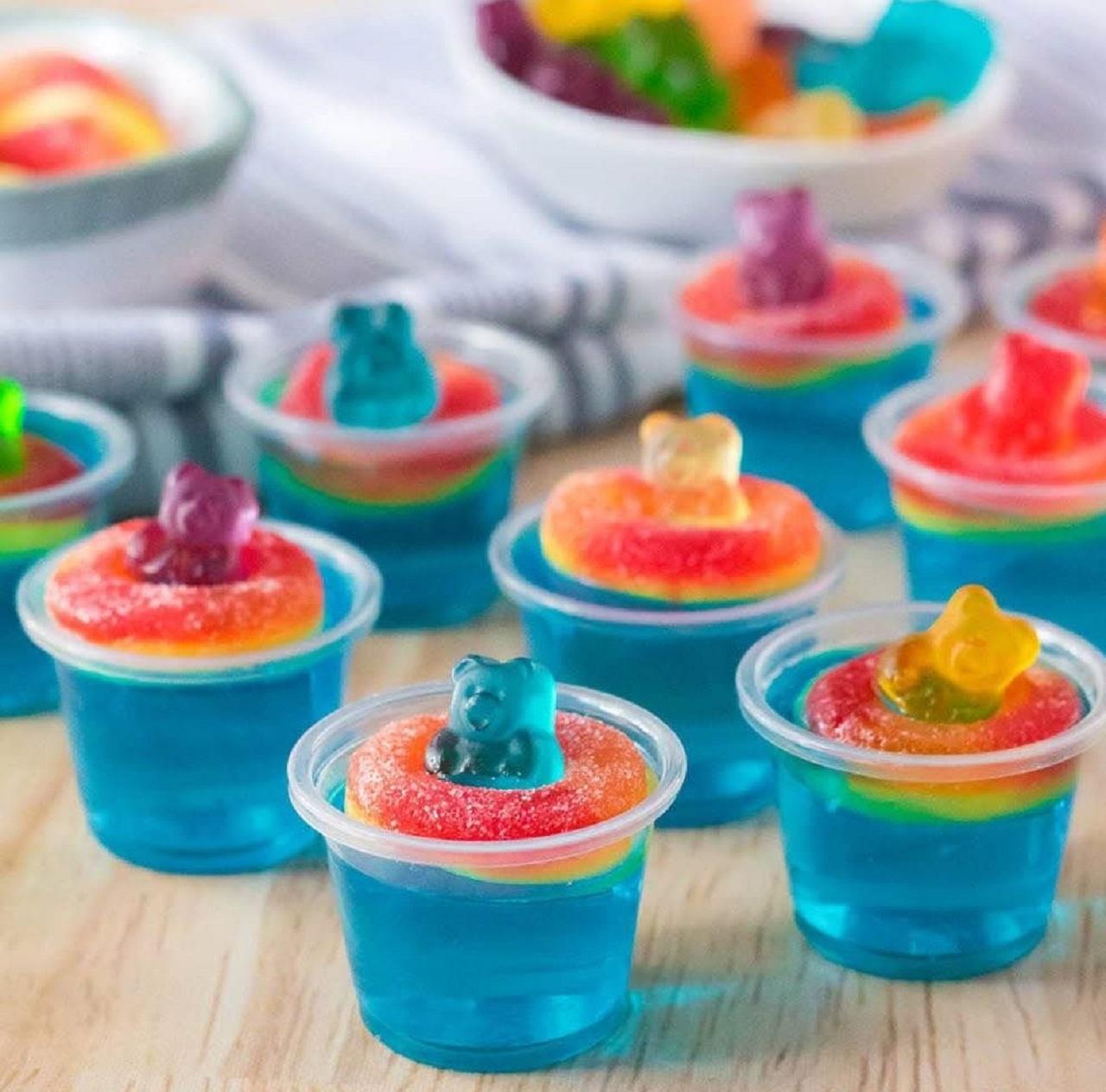 مدل ژله یلدایی لیوانی ساده برای بچهها با تزیین پاستیل 2