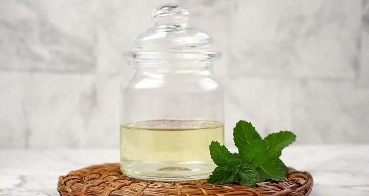 طرز تهیه روغن نعناع خانگی از طریق صاف کردن و غلیظ کردن روغن 4