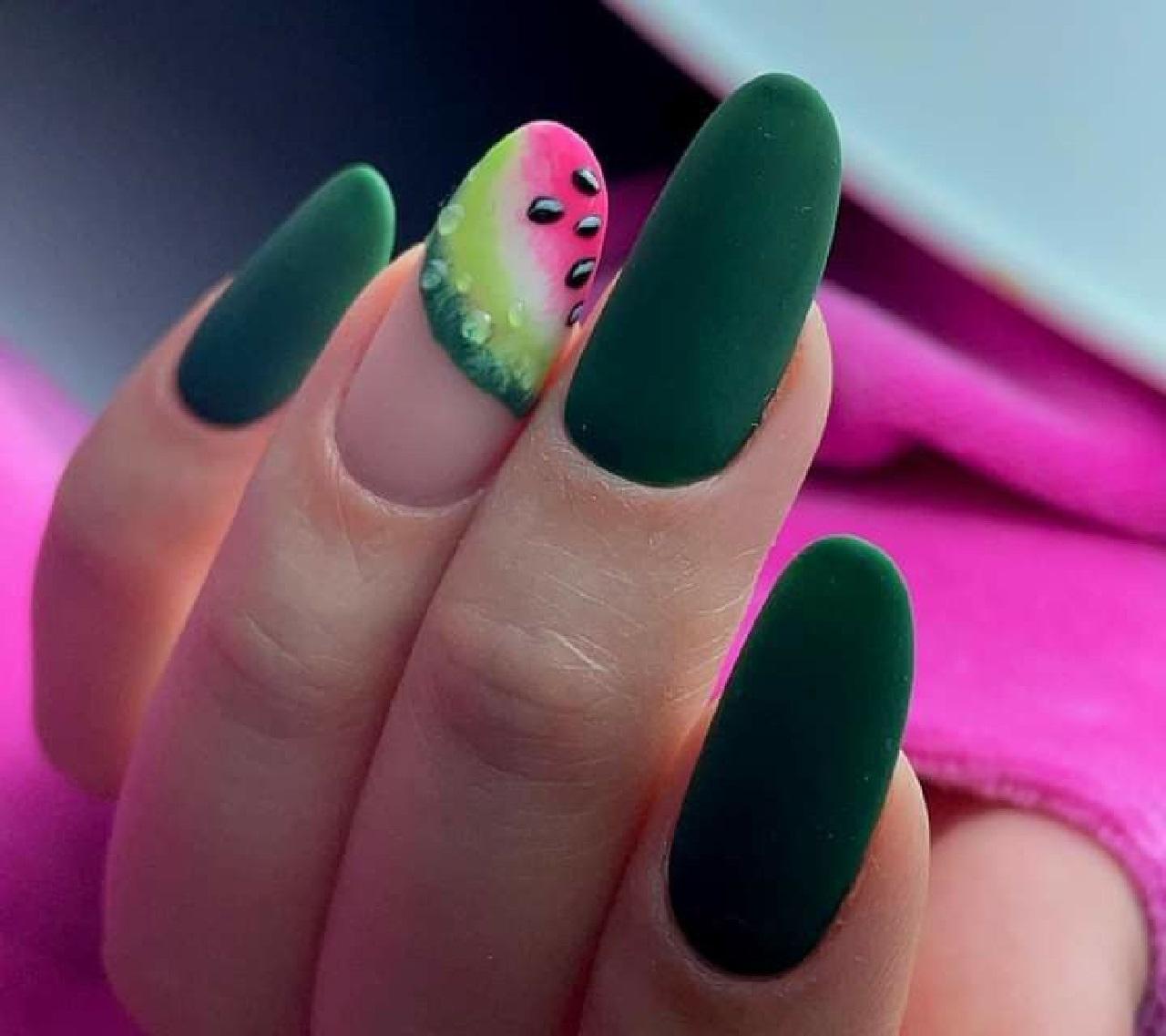 مدل ناخن یلدایی با لاک ژل هندوانه