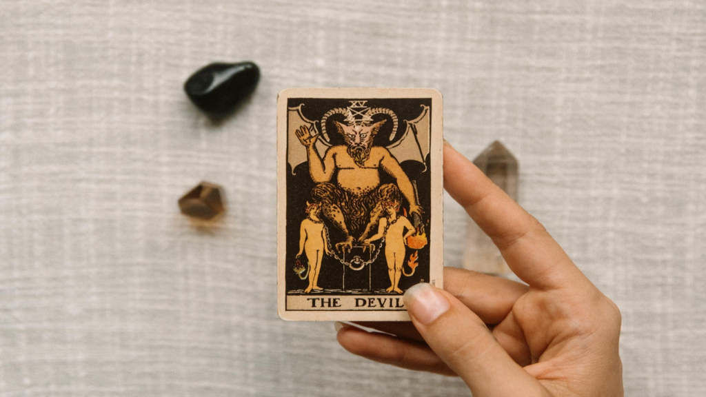 معنی کارت شیطان در تاروت کبیر؛ تفسیر دقیق و کامل کارت The Devil