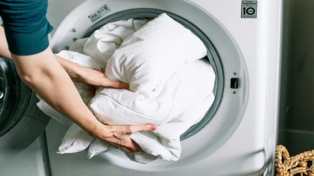 راهنمای انتخاب ماشین لباسشویی با قابلیت شستن روتختی و ملافه
