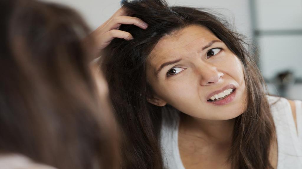 علت چربی موی سر چیست و بهترین درمان خانگی موهای چرب درطب سنتی