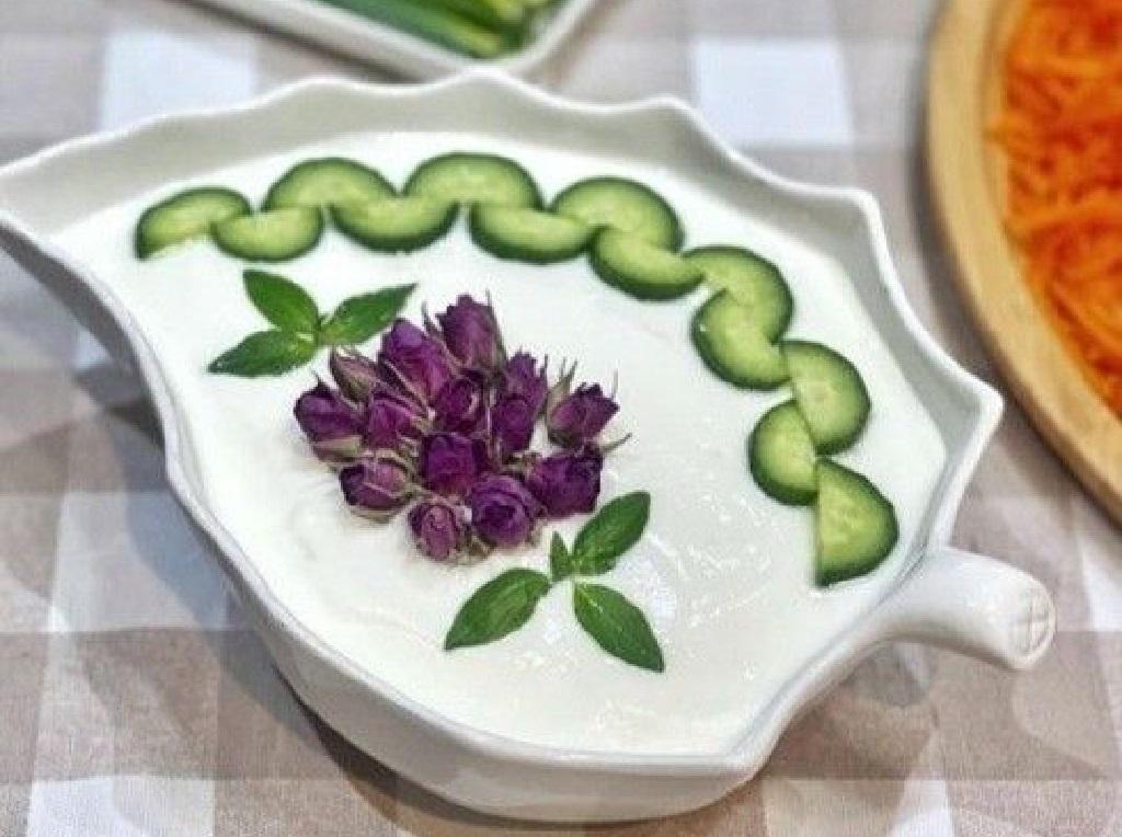 مدل تزیین ماست و خیار با نعناع و گل سرخ