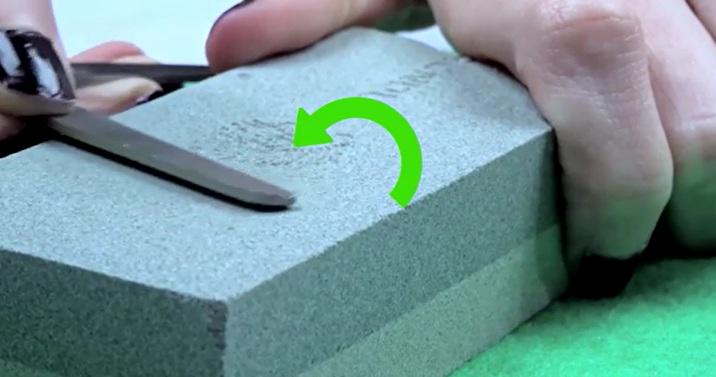 نحوه تیز کردن قیچی کند 11