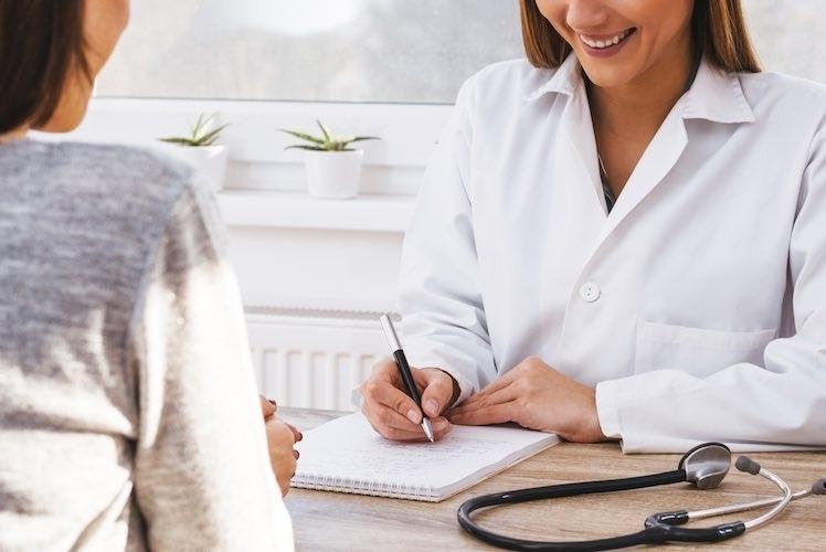 چه زمانی باید برای سرفه شبانه به پزشک مراجعه کرد؟