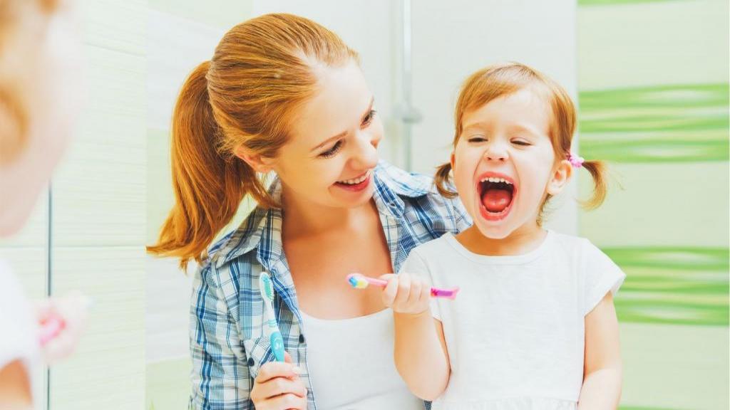 روش صحیح مسواک زدن در کودکان، آموزش نخ دندان کشیدن به کودک