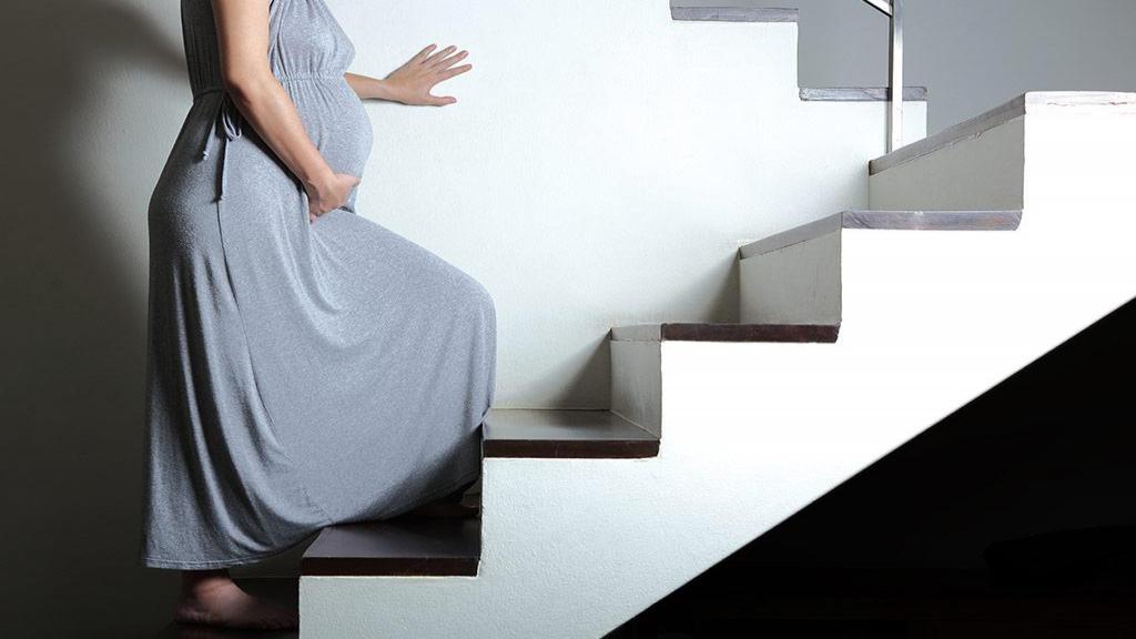 بالا و پایین رفتن از پله در بارداری؛ خطرات و مزایا + روش صحیح