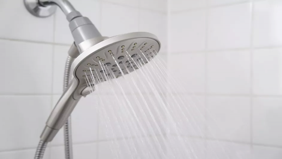 تمیز کردن، جرمگیری و رسوب زدایی سر دوش حمام با بهترین روش خانگی