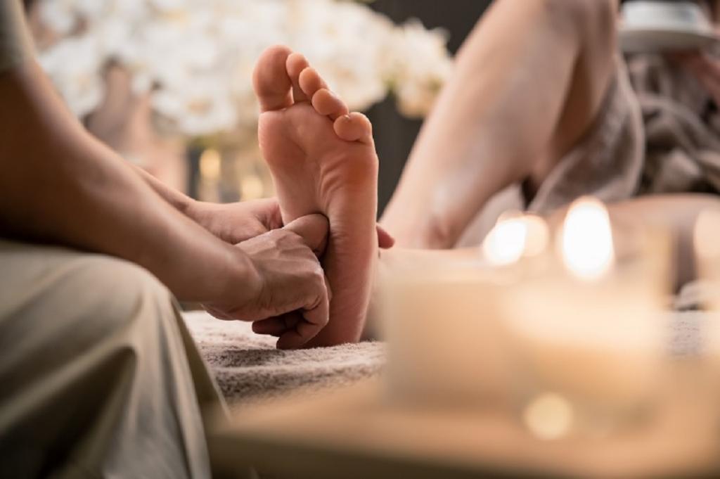 خواص ماساژ کف پا برای درمان سیاتیک و روش انجام آن