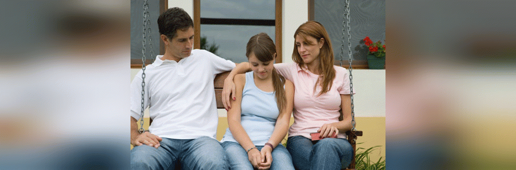 با دختراان نوجوان خود درباره مشکلات خانوادگی صحبت کنید