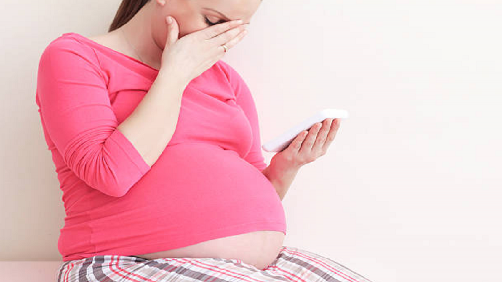 لکه بینی در بارداری نشانه چیست؛ علت ترشحات قهوه ای در بارداری