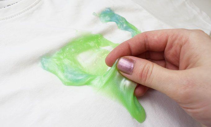 چگونه لکه های اسلایم تازه را از لباس های قابل شستشو پاک کنیم