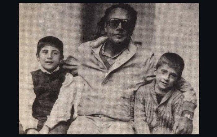 احمد احمدپور در کنار عباس کیارستمی کارگردان فیلم خانه دوست کجاست