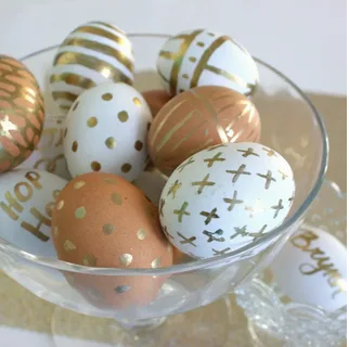 تزیین تخم مرغ با گواش سفید طلایی