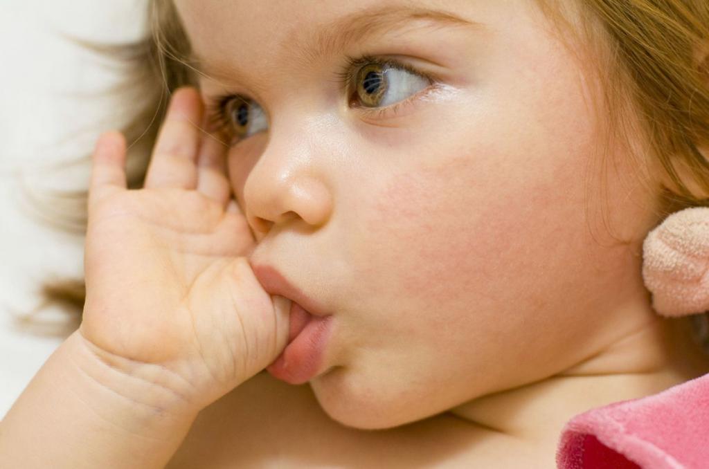 چگونه می توان از مکیدن انگشت در نوزادان جلوگیری کرد
