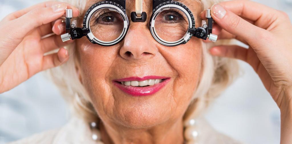 درمان پیرچشمی با عینک پیرچشمی