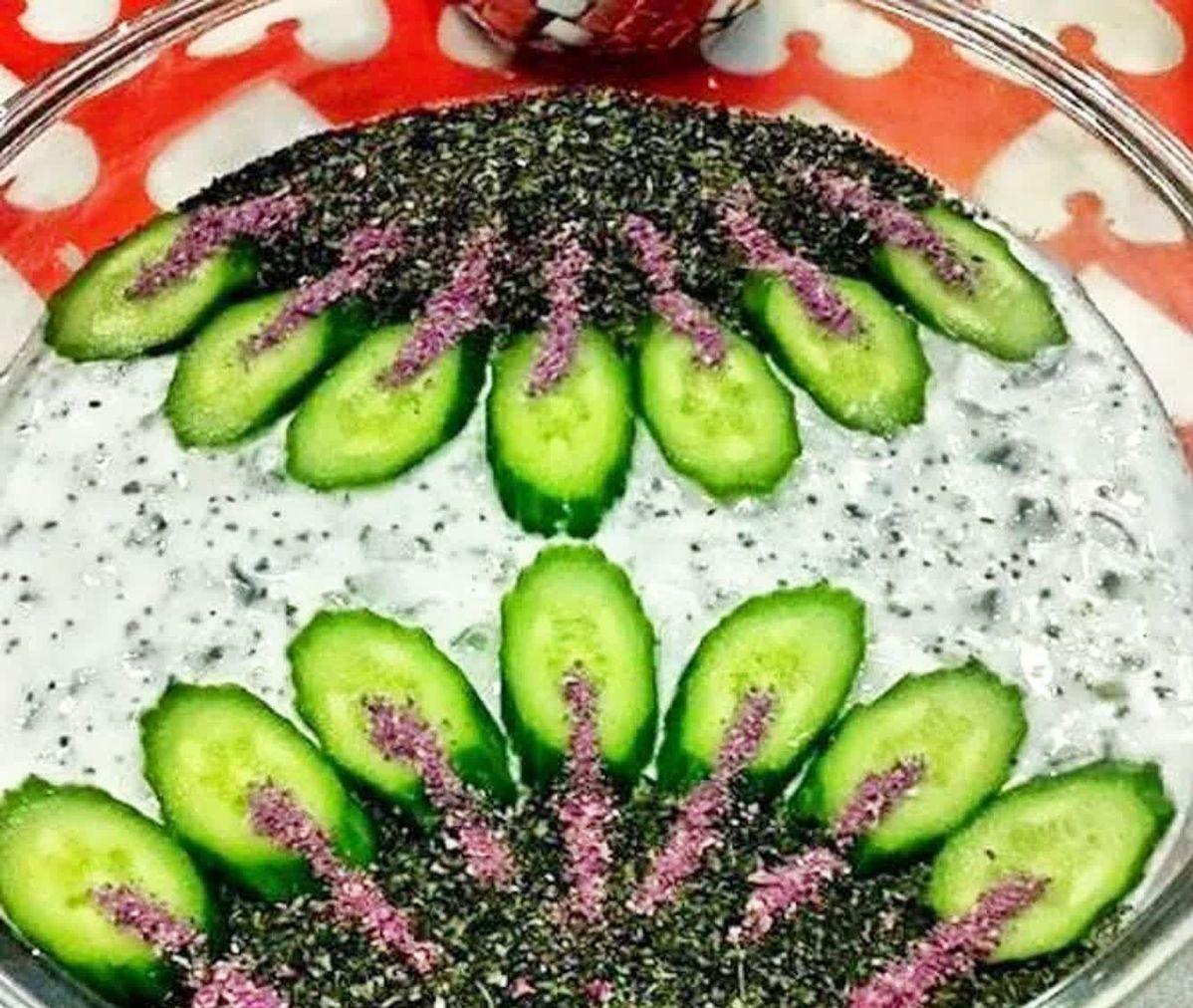 مدل تزیین ماست و خیار با نعناع خشک2