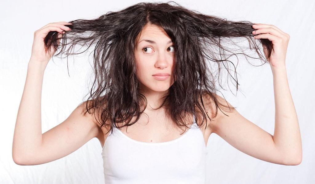 علت چرب شدن موها چیست؟