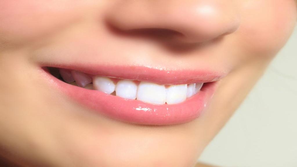 چگونه دندان هایمان را سفید کنیم؛ سفید کردن دندان خانگی با 13 روش
