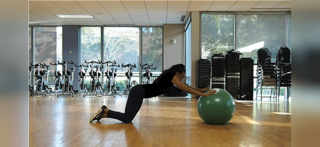 Roll outs حرکت ورزشی برای لاغری شکم با توپ پیلاتس