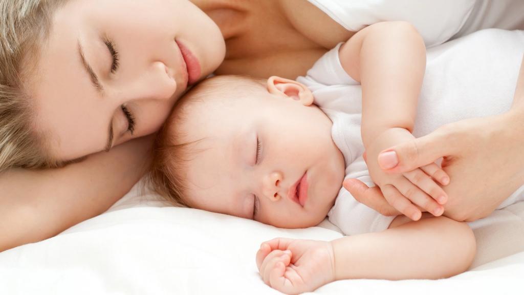 آیا خوابیدن کودک با چشمان باز برای او مضر است؟