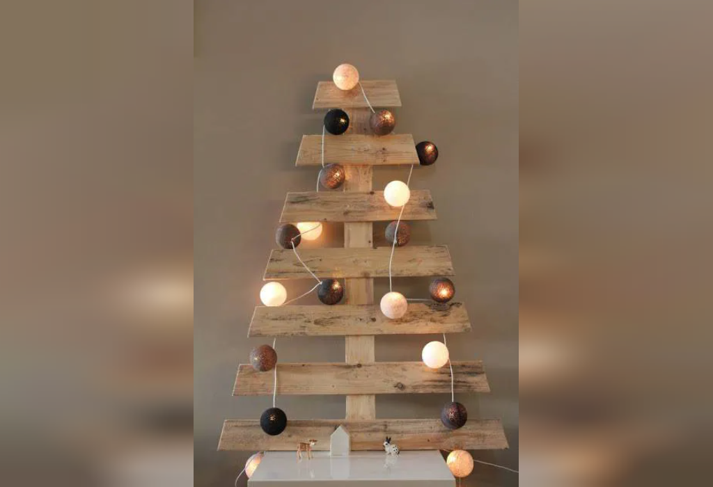 تزیین درخت کریسمس بازیافتی با پالت چوب