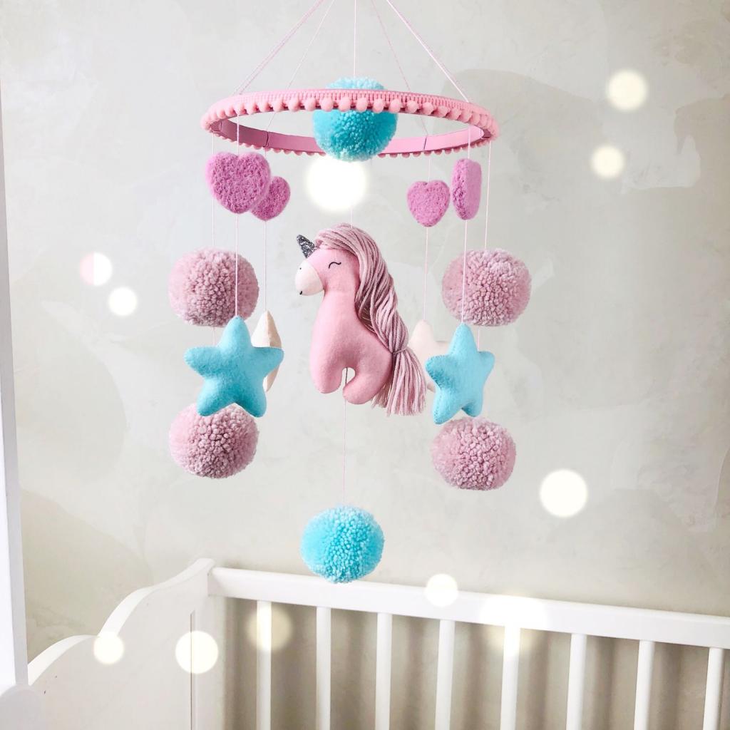  اسباب بازی ها و لوازم تزئینی برای سیسمونی نوزاد