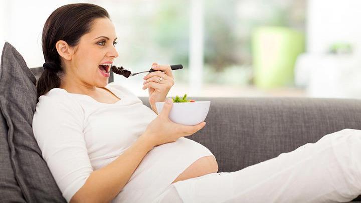 آیا خوردن جگر در دوران بارداری بی خطر است؟ فوائد و مضرات مصرف جگر