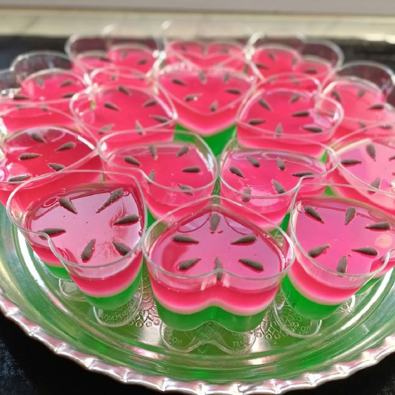 مدل ژله لیوانی سه رنگ برای شب یلدا طرح هندوانه