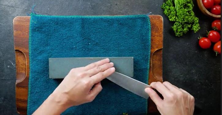 نحوه تیز کردن چاقو با سنگ تیزکن 11