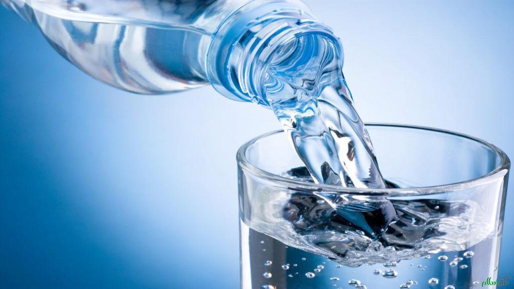 9 نشانه که شما بیش از حد آب می نوشید + خطرات و عوارض نوشیدن بیش از حد آب