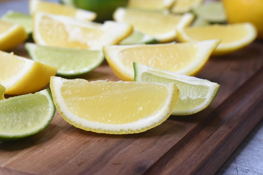 لیموهای خرد شده را بسته بندی کنید.