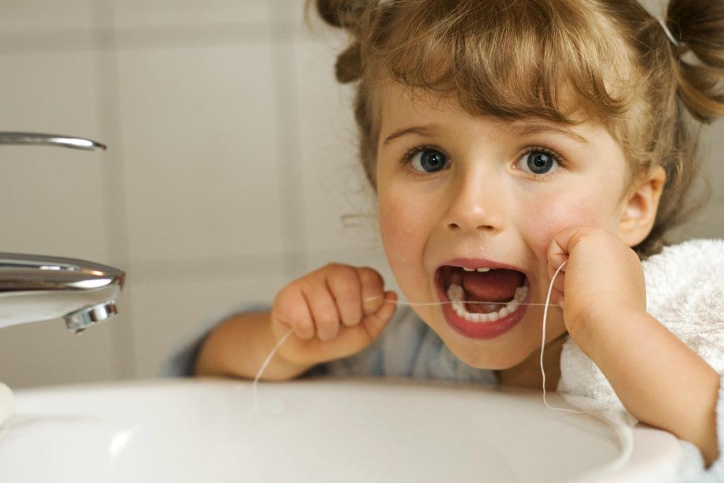آموزش استفاده صحیح از مسواک و نخ دندان در کودکان