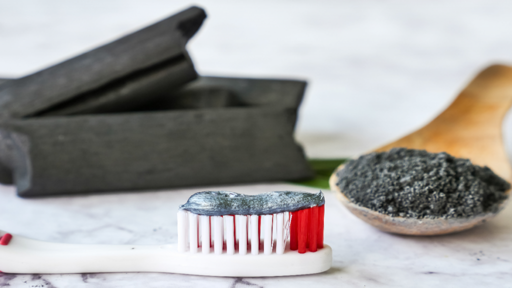 نحوه درست کردن خمیر دندان زغالی در منزل برای سفید کردن دندان