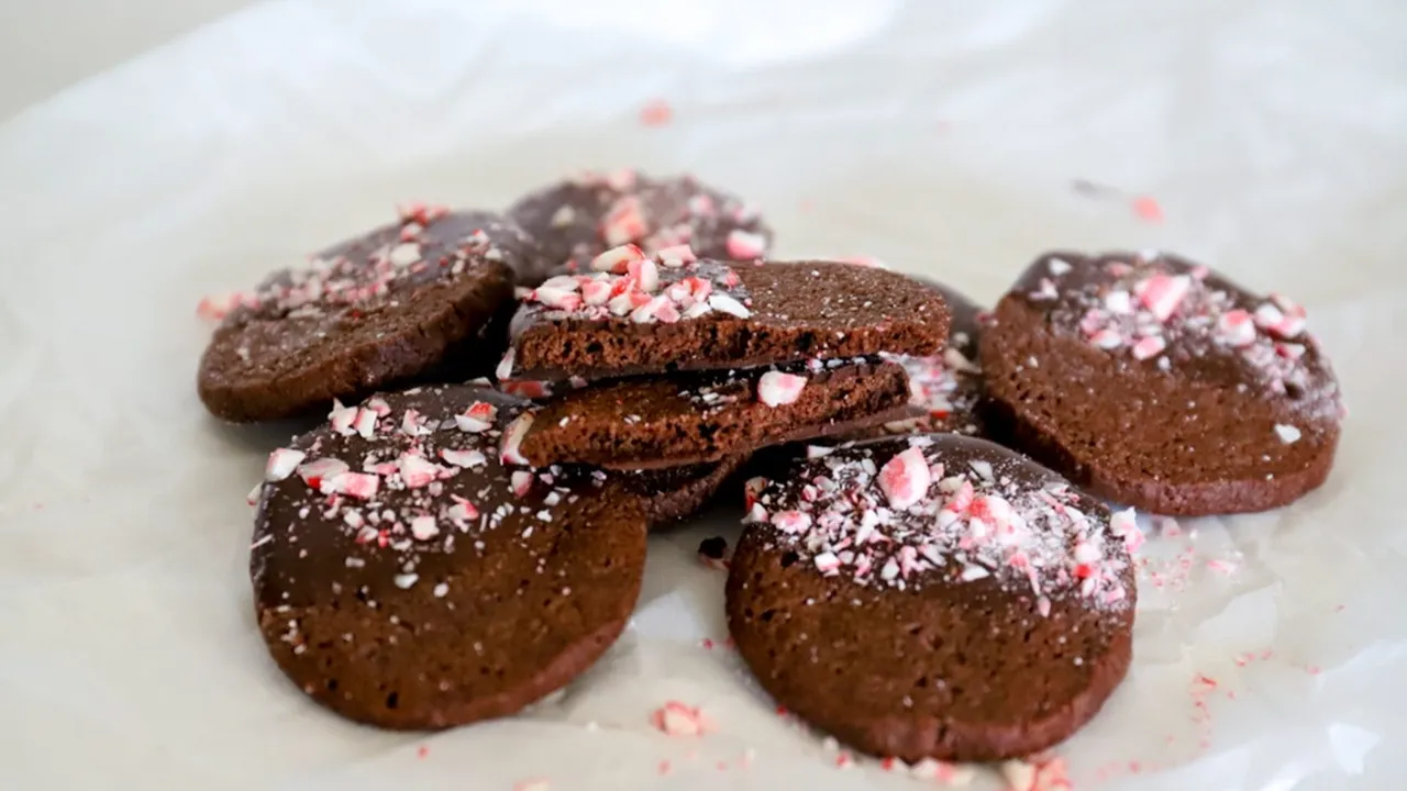 طرز تهیه کوکی کره&zwnj; ای شکلاتی با طعم نعنا مخصوص مهمانی