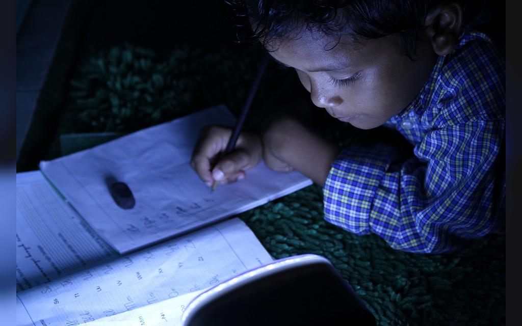 بی خوابی کودکان به علت انجام تکالیف درسی