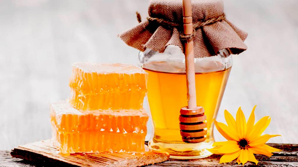  ریختن عسل در آب سرد برای تشخیص عسل طبیعی از تقلبی