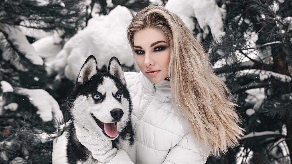 ژست عکس زمستانی دخترانه با سگ گرگی