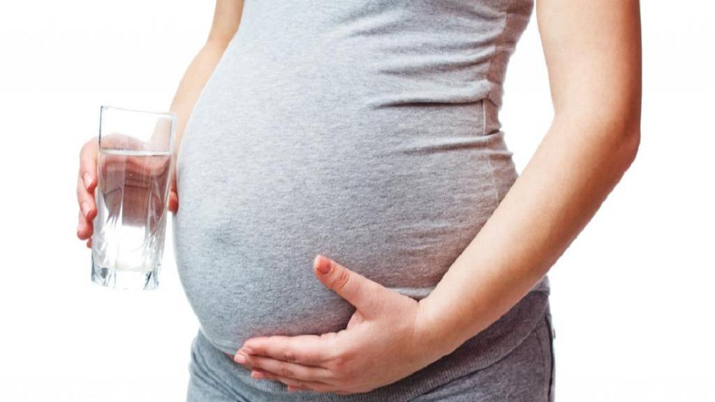 فواید نوشیدن آب ولرم در بارداری: مقدار مورد نیاز و اهمیت آبرسانی بهینه