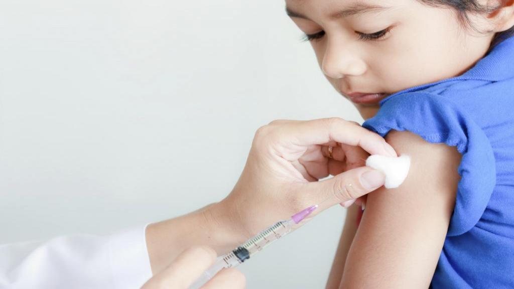 واکسن فلج اطفال (تزریقی و خوراکی) + زمان تزریق و عوارض