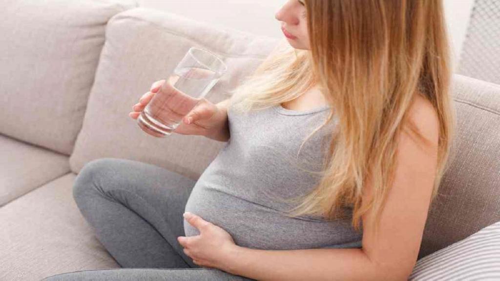 6 مزیت نوشیدن آب در دوران بارداری برای جلوگیری از یبوست، سردرد و ...