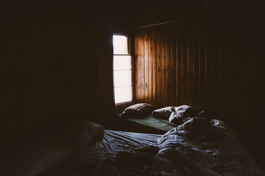 اتاق خواب تاریک و سرد