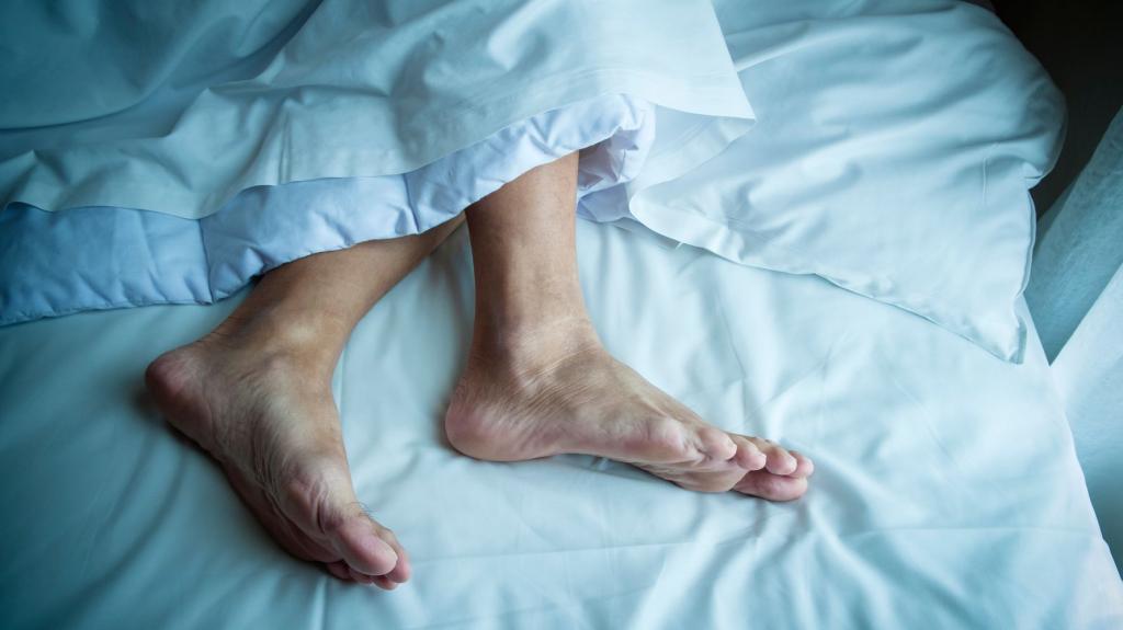 علت گرفتگی عضلات ران و ساق پا در خواب