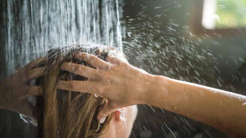 بهترین روش شستن مو، شامپو زدن و خشک کردن برای داشتن موهای سالم