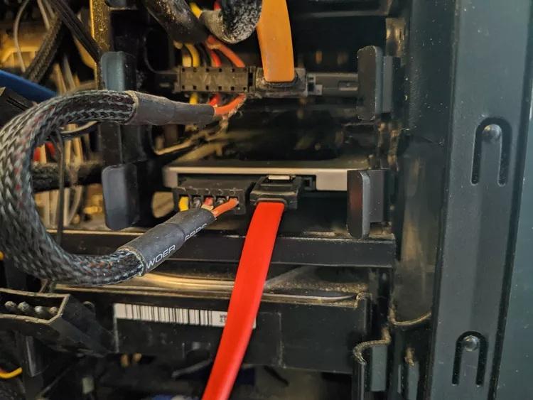 نحوه نصب یک SSD دوم در رایانه 6