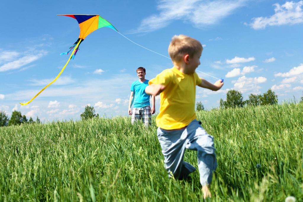 چگونه می توانیم روز جهانی باد را گرامی بداریم: در خارج از خانه یک بادبادک را پرواز دهید