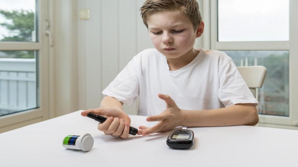 دیابت در کودکان: انواع، علائم و روش کنترل و مدیریت آن