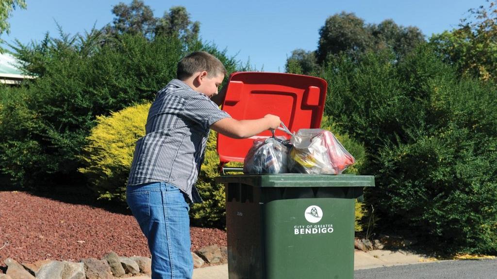 زباله های مضر برای محیط زیست؛ 10 وسیله ای که نباید خودسرانه دور بریزید